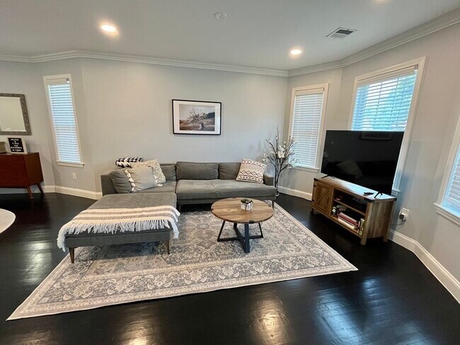 Building Photo - 7 Tucker St