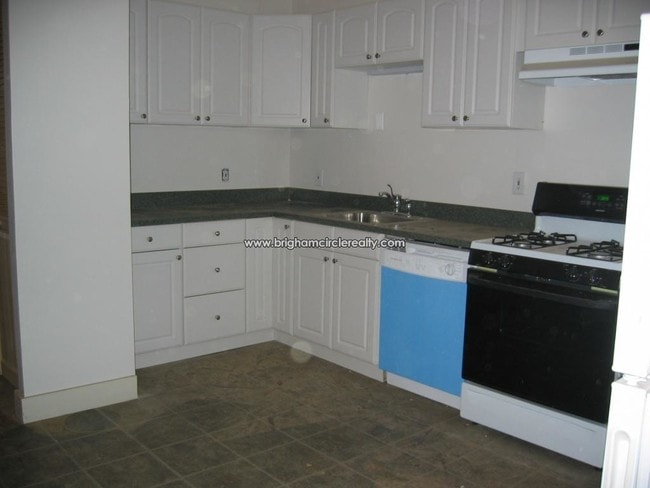 Building Photo - 55-57 Hillside Unit 3