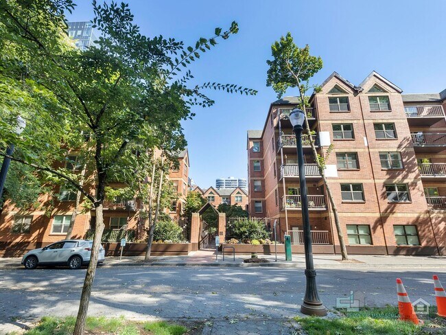 Foto del edificio - 1-MONTH FREE SPECIAL! Renovated 2 Bd/2 Ba Condo w/parking