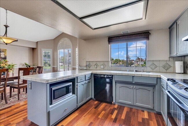 Foto del edificio - This home is loaded with upgrades and space in North Hanford.  Call today!