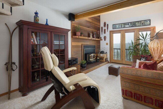 Building Photo - Available now!  Year lease!   Two Bedrooms...