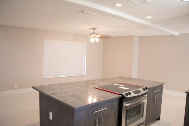 Building Photo - 210 Oregon Ln