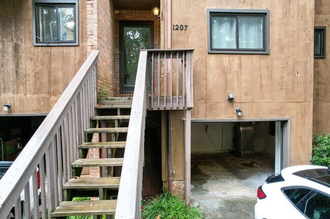 Foto del edificio - 1207 Timbers Ln