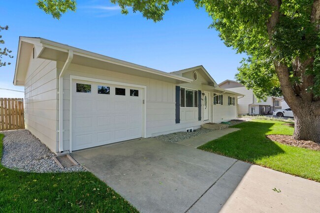Foto del edificio - 5 Bedrooms, 2 Bathrooms, and a Huge Yard!