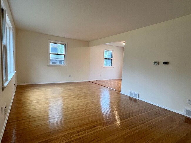 Building Photo - Spacious 3-bedroom, 1.5-bath Colonial in E...