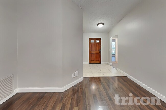 Foto del edificio - 1115 Hardwood Dr