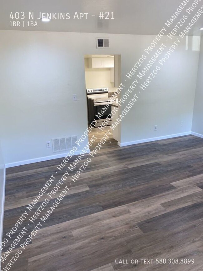 Foto del edificio - Newly Remodeled Apartment within Walking D...