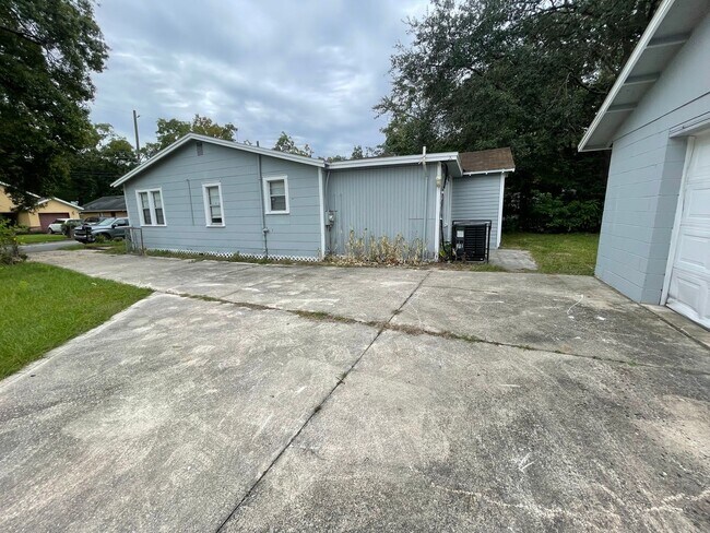 Building Photo - Spacious 4 Bedroom 2 Bath Single Family ho...