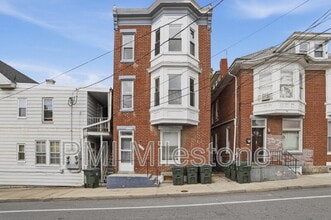 Building Photo - 207 N Mulberry St