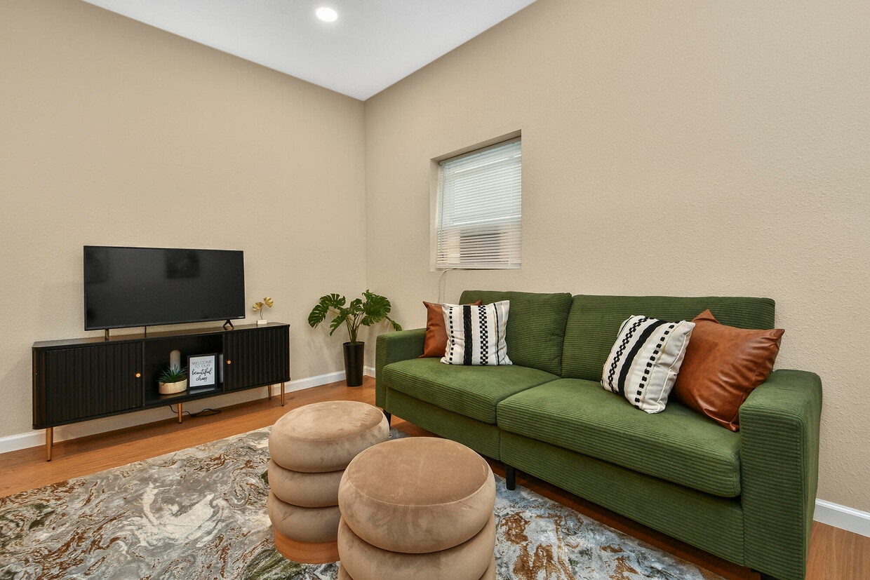 Foto principal - 1220 E Pacific St