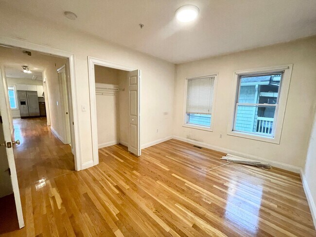 Foto del edificio - Renovated 4BR Mission Hill Apartment | In-Unit Laundry | Near Longwood