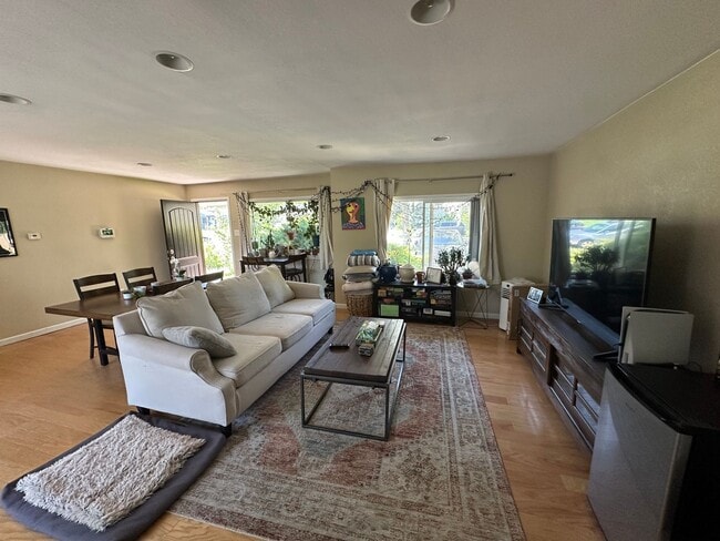 Foto del edificio - Great Location! Charming Ranch in Universi...