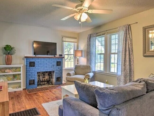Building Photo - 2 Bedroom Home Walking Distance to Beach