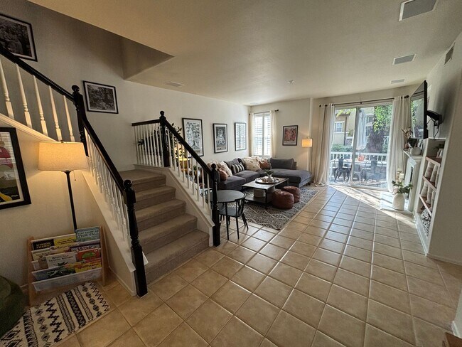 Building Photo - 2 Bedroom Townhome for Rent in Valencia!