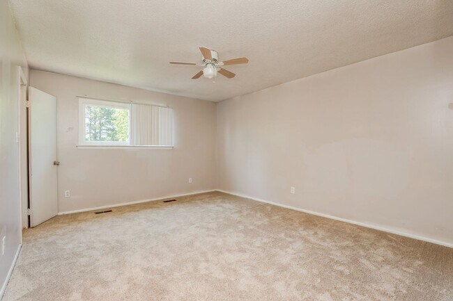 Building Photo - Great Green Run townhouse ready to be love...