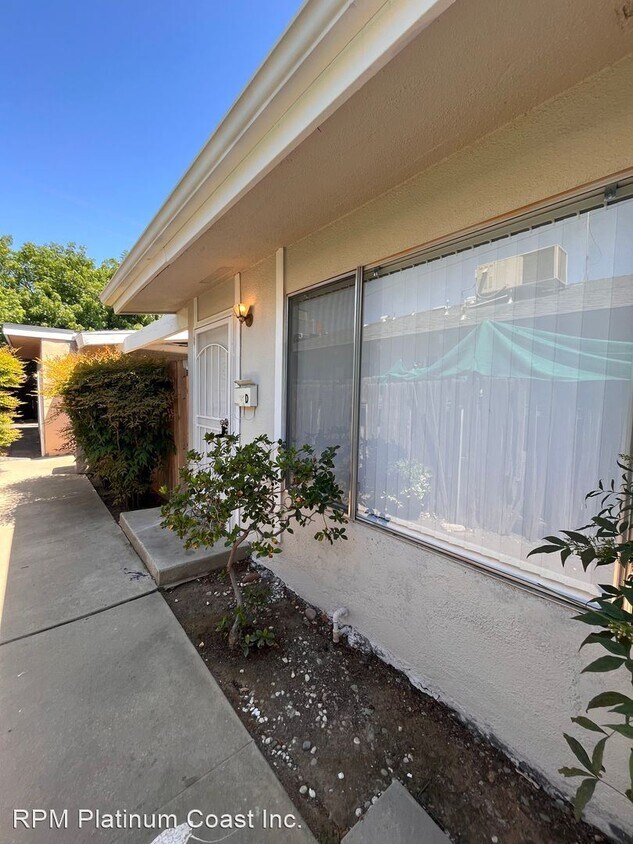 Primary Photo - 2 br, 2 bath House - 6076 N. Poplar Ave. A...