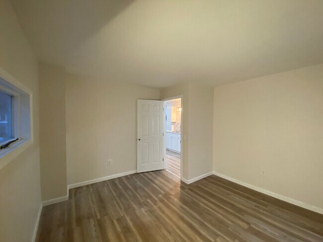 Foto del edificio - 107 E 10th St