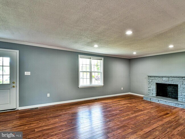 Building Photo - 9303 Small Dr