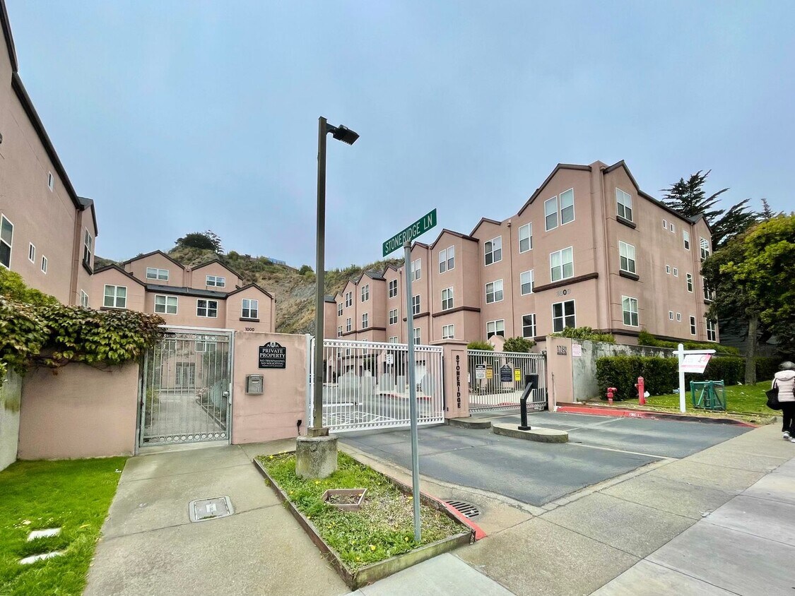 Primary Photo - 2BD/2BA Spacious Crocker Amazon Condo, Gat...