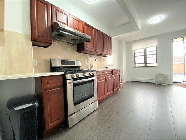 Building Photo - 733 57th St
