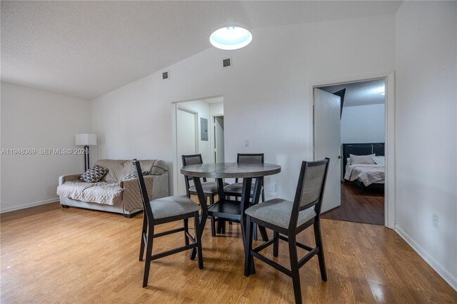 Foto del edificio - 8013 Lake Dr