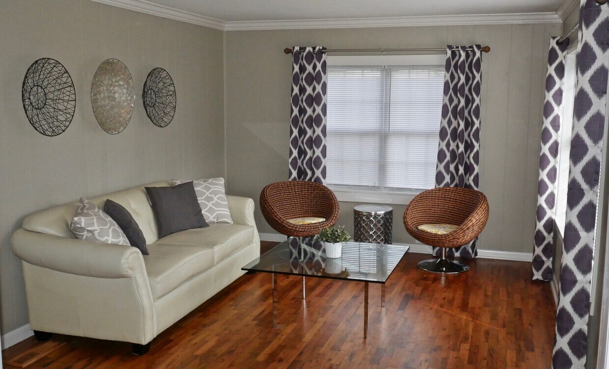 Foto principal - 3 Bed 2 Bath House in a Peaceful Setting