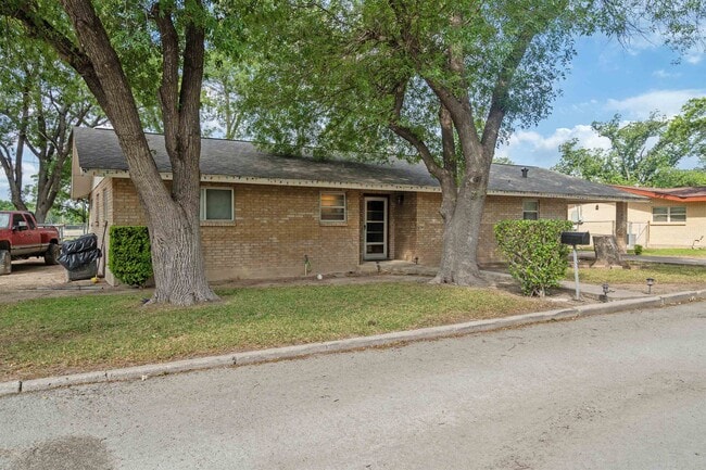 Building Photo - 105 Delmar Ln