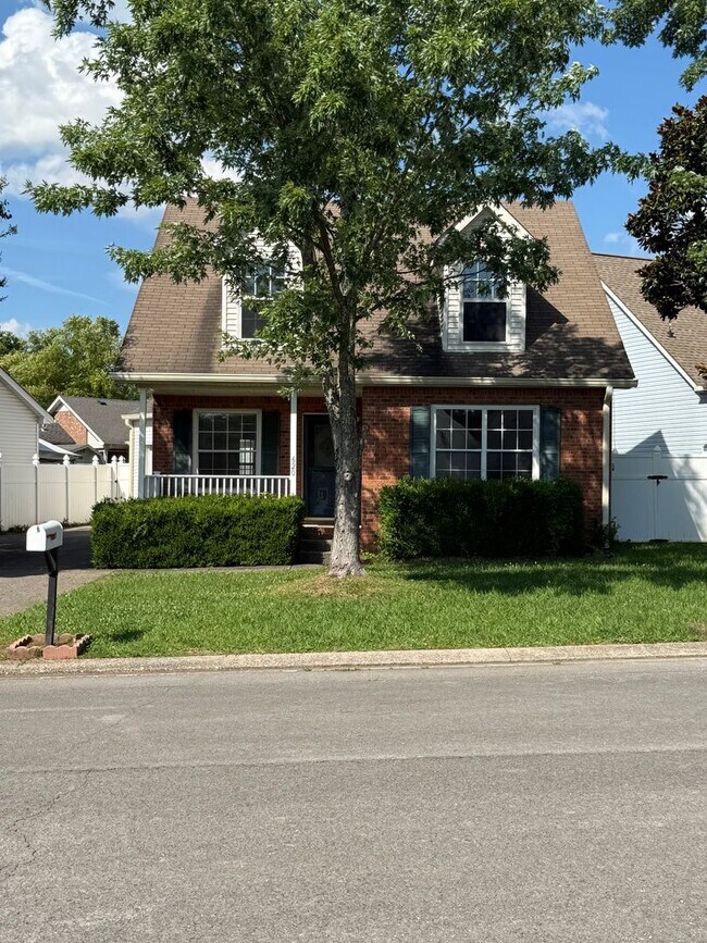 Foto del edificio - Convenient Murfreesboro Living – 3 Bed, 2 Bath with 2-Car Garage
