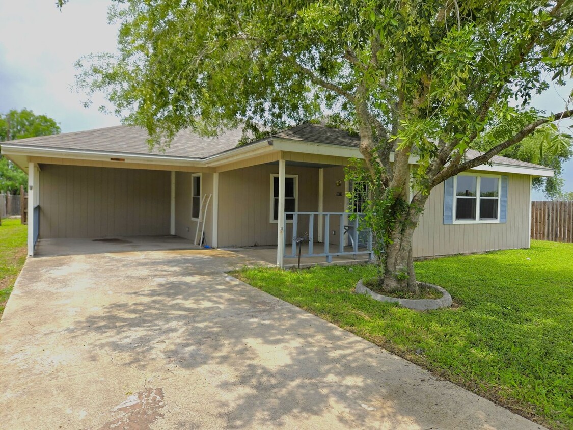 Foto principal - 3818 Waterfall St
