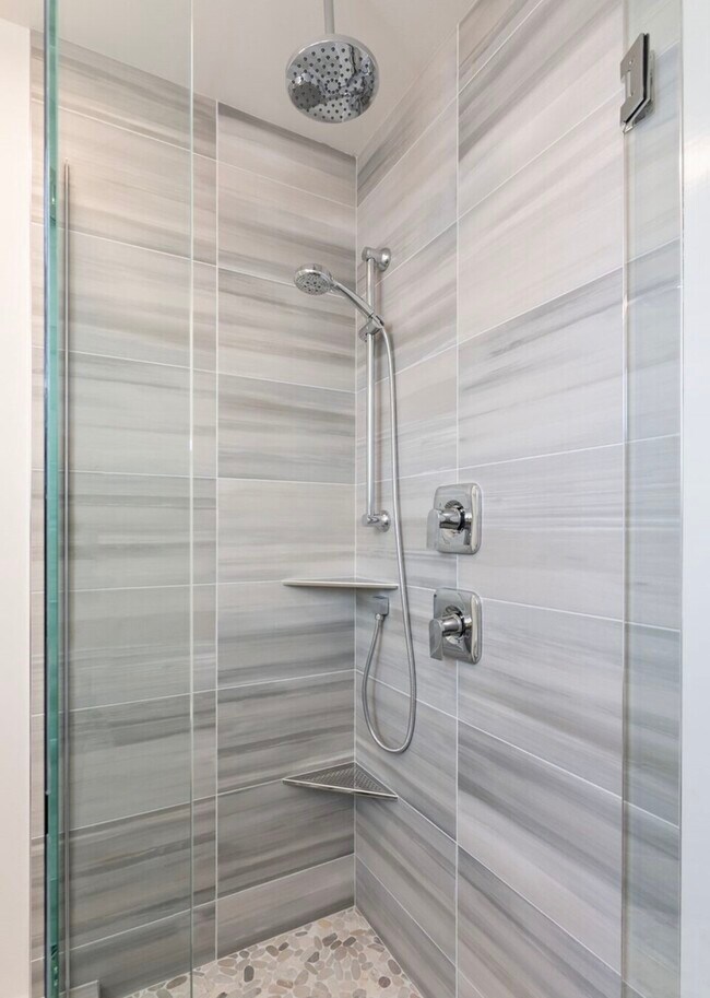 Ducha independiente con un diseño limpio y cerrado, y un espacio funcional. - 2921A Franklin Ave E