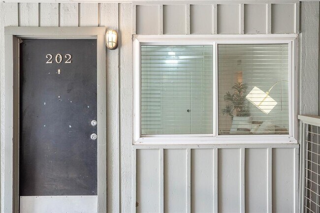 Building Photo - 2303 East Side Dr