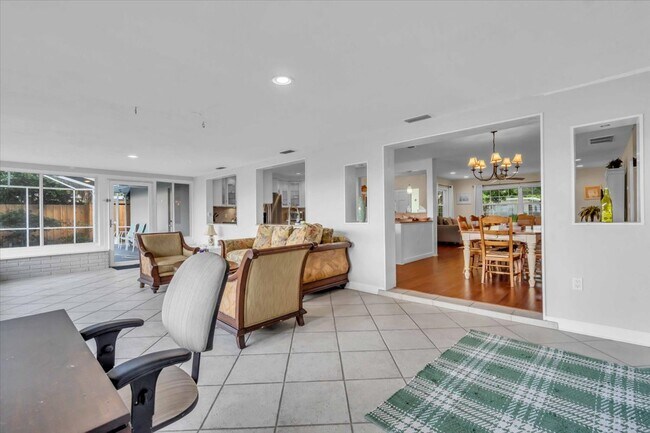 Building Photo - 2732 Valencia Dr