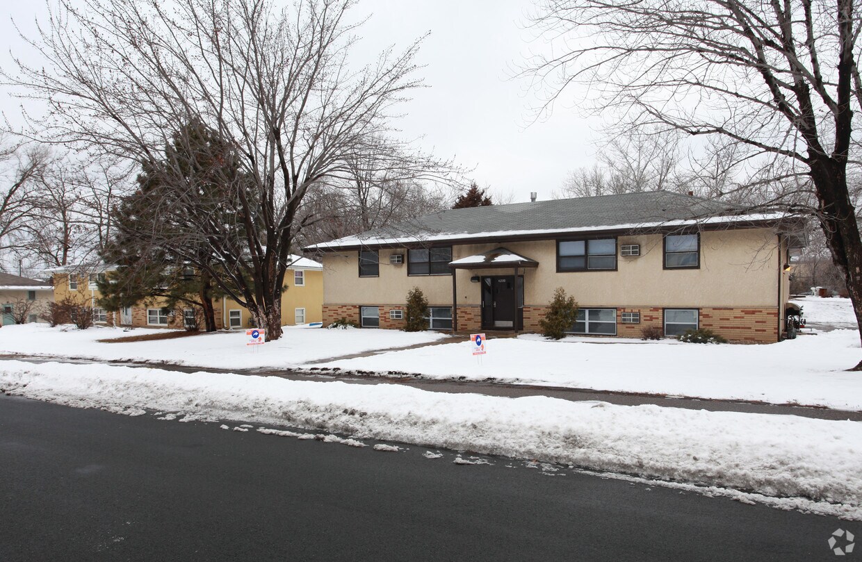 Foto del edificio - 4200-4204 Lakebreeze Ave