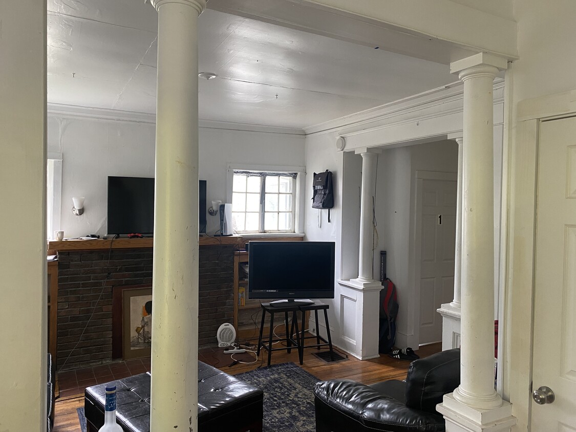 Primary Photo - 130 University Ave