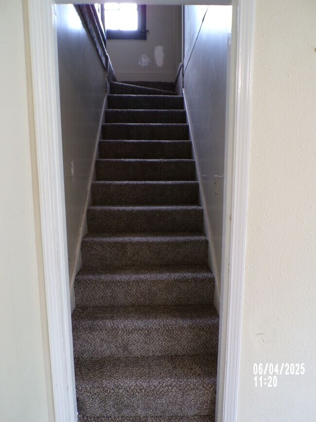Building Photo - 4 bed 2 bath home for rent
