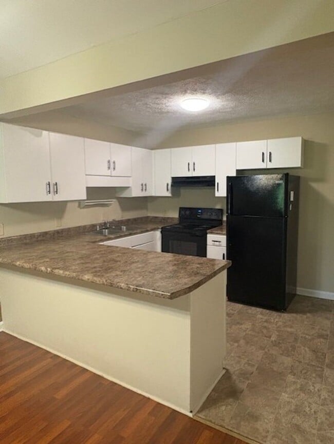 Building Photo - 3 bed, 2 bath condo ready for move-in.