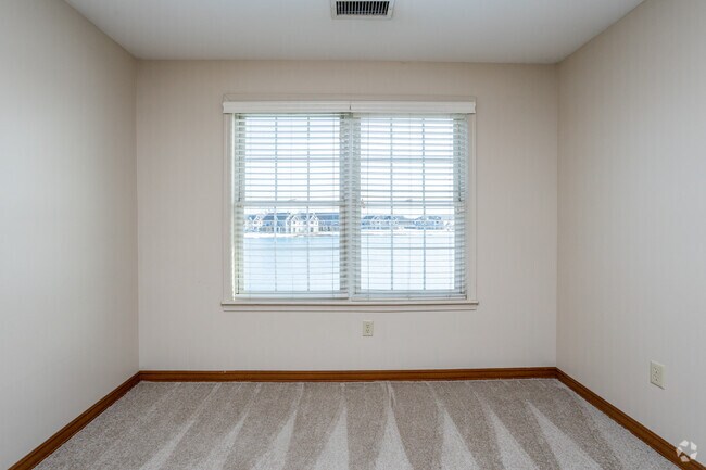 2BR, 2BA - 1,300SF - Deer Lakes Apartments