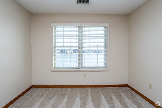 2BR, 2BA - 1,300SF - Deer Lakes Apartments