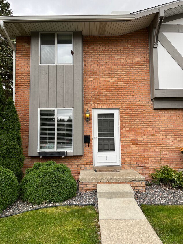 Primary Photo - 933 W Ardussi St