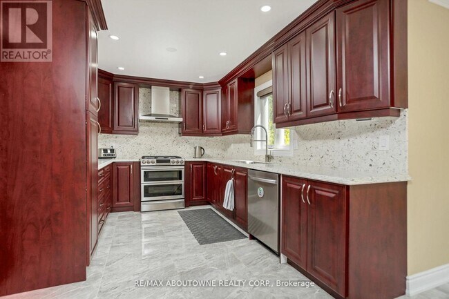 Building Photo - 2235 Grenville Dr