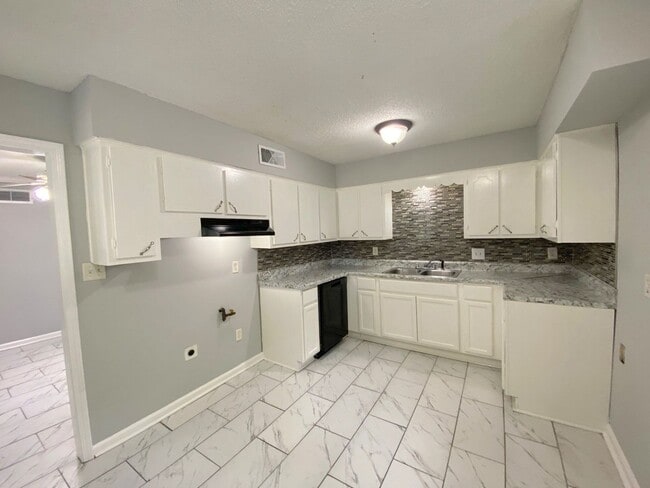Building Photo - 8282 Fayette Cove