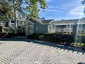 Building Photo - 13046 Sycamore Village Dr