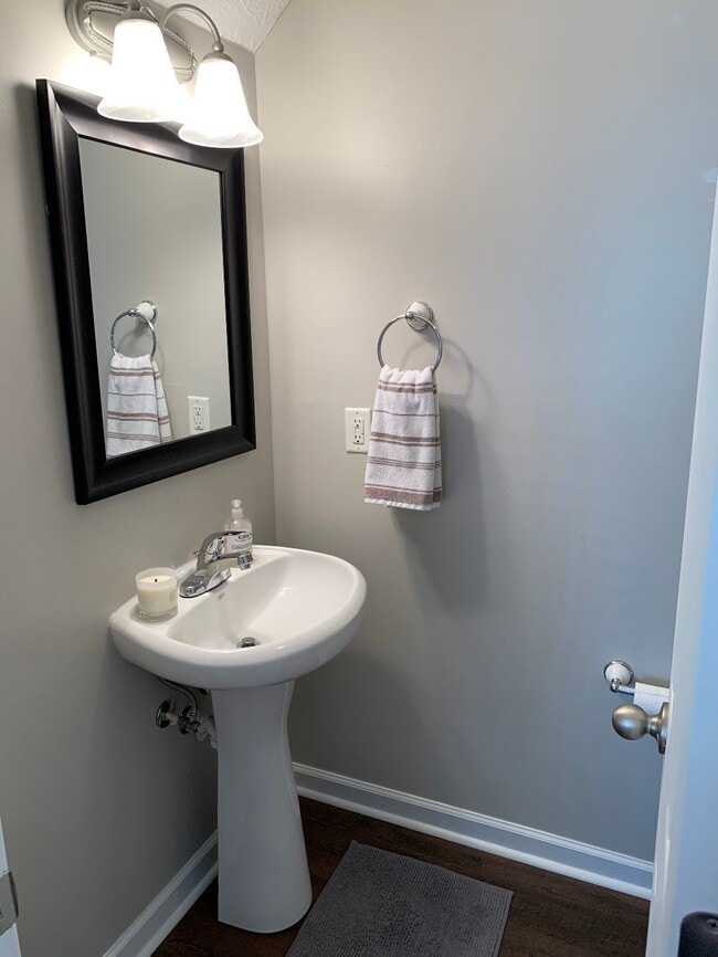 Building Photo - "Charming 2-Bed Oasis with 2.5 Baths in Nashville's Heart - 1,234 Sq Ft of Comfort!" End Unit
