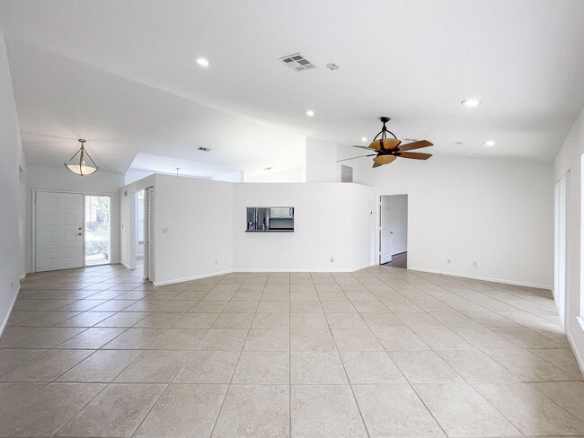 Building Photo - 252 Moccasin Trail W