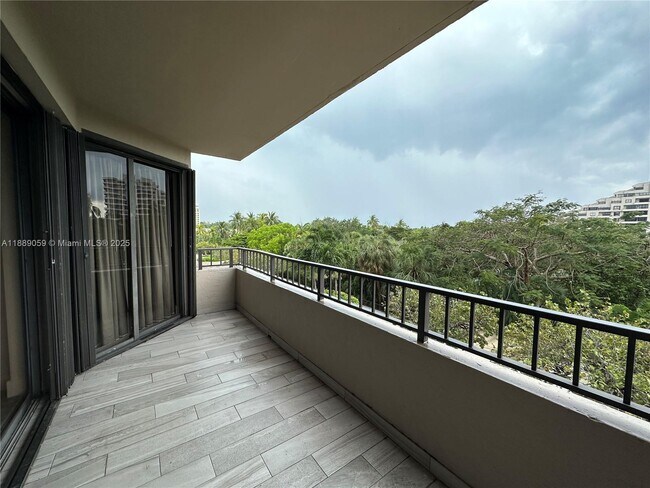 Foto del edificio - 201 Crandon Blvd