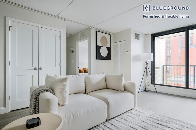 Building Photo - 812 Memorial Dr