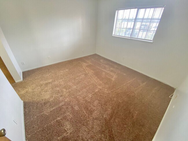 Foto del edificio - 1 BEDROOM / 1 BATH GATE COMMUNITY/ LOCATED...