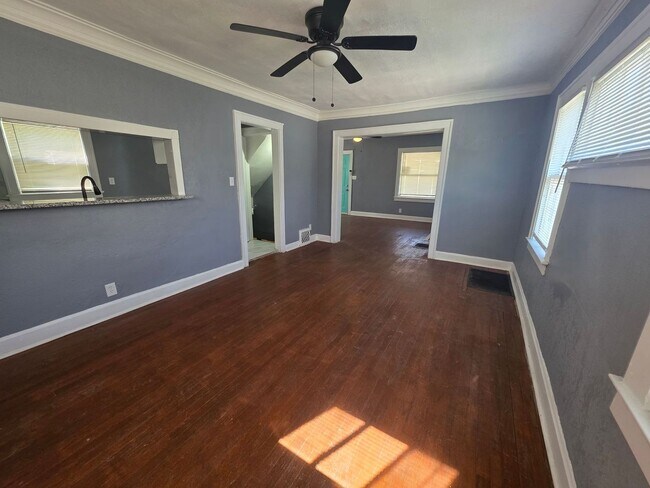 Foto del edificio - Charming 4 Bedroom, 2 Bath Home with Character & Space