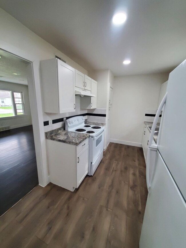 Building Photo - Free standing home just 2 blocks from Central and Mclean