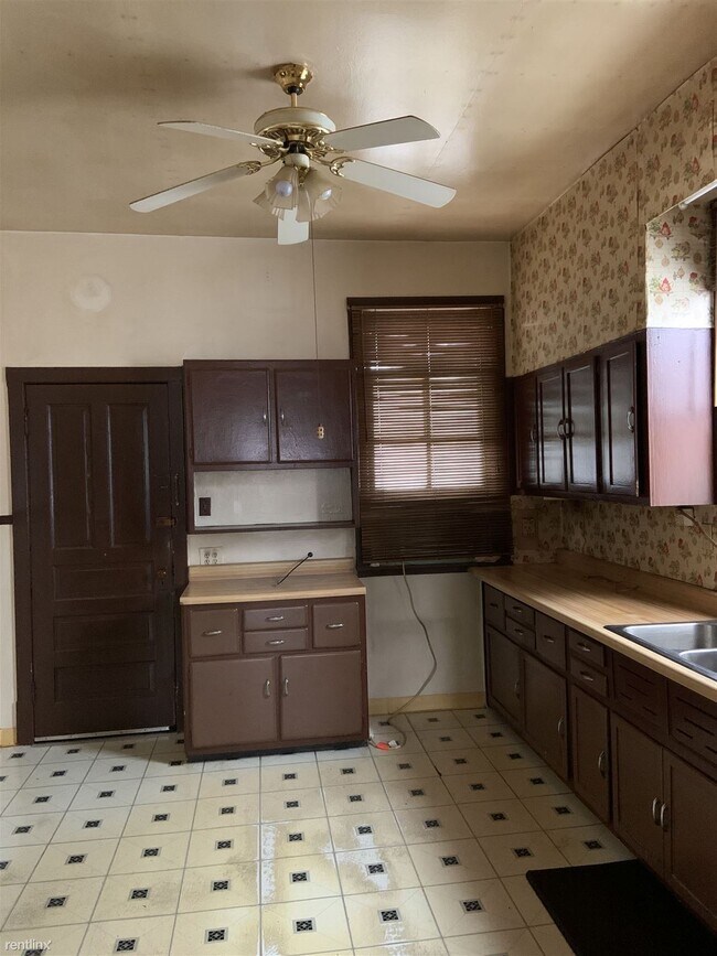 Building Photo - 2 br, 1 bath Flat - 3409 N Bosworth Ave